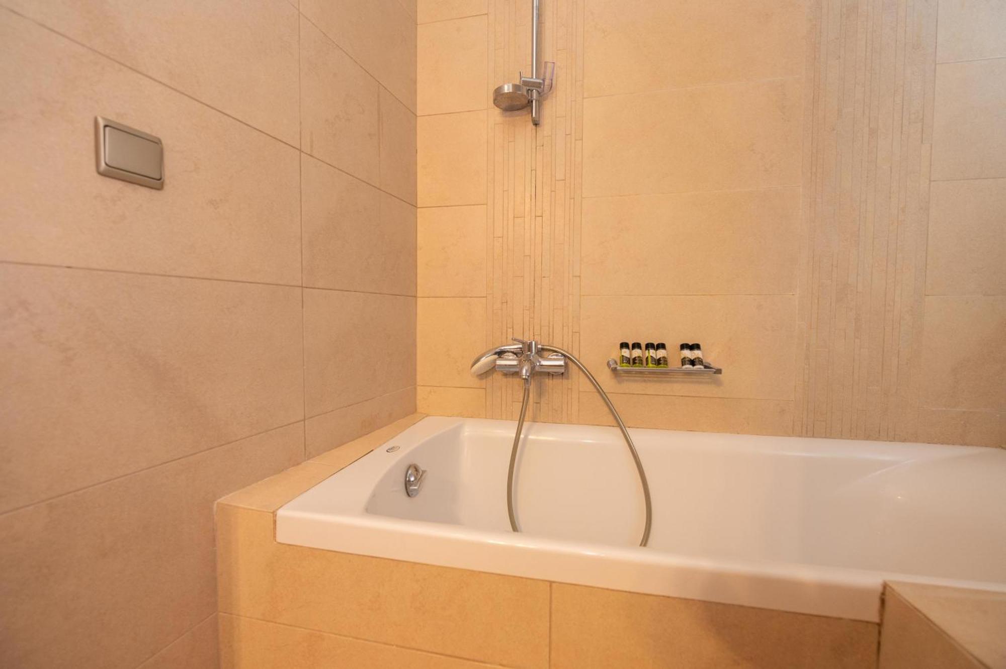 La Boheme Hotel Гитион Экстерьер фото